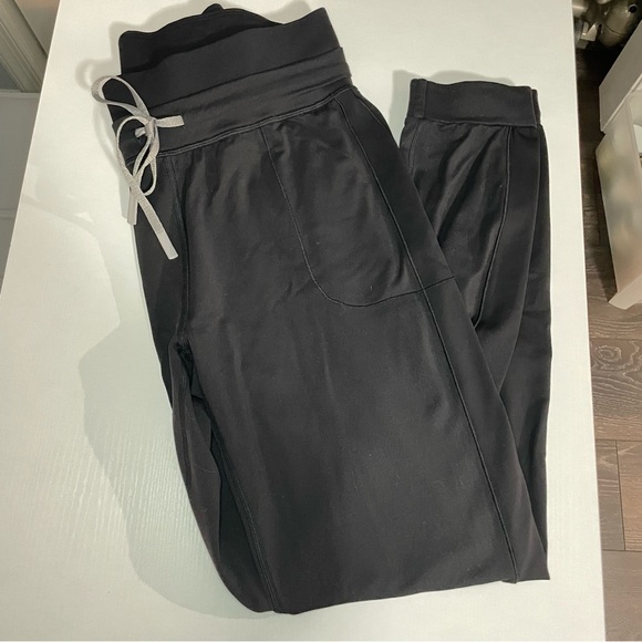Lululemon Throwback Base Runner High-rise Jogger in Black - Picture 1 of 11